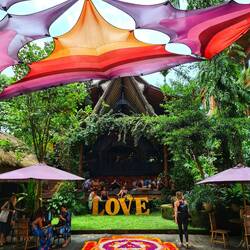 Unser erstes Mal Ecstatic Dance. Sonntag früh 11Uhr. Was man so macht. L.O.V.E.