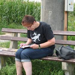 Elke trägt uns in das Logbuch ein