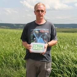 Stolz posiert Michi mit dem ersten Cache!!!