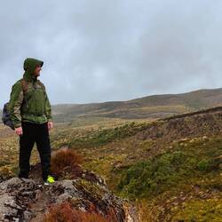 Mit schönem Ausblick auf Berge.