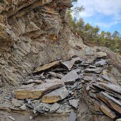 Hier war mal Weg, jetzt ist Stein von hoch