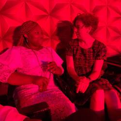 Rustig praten met die luide muziek lukt moeilijk.