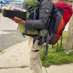 Vollbepackt suchen wir unsere Unterkunft.