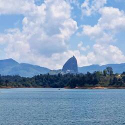 Piedro del Peñol vom Wasser aus