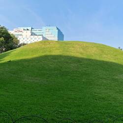 Im Vordergrund Maya-Pyramide, im Hintergrund unser Hotel