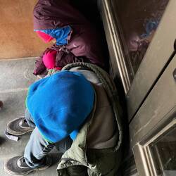 Zwei kleine Kinder kauern neben uns und schlafen schnell ein.