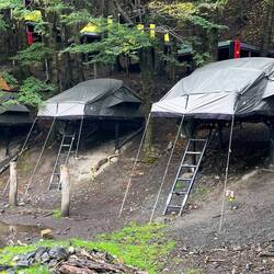Diese Zelte im ersten Camp kann man für viel Geld mieten. Die meisten Trekker haben eigene dabei.