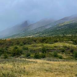 Regenschwaden umhüllen die Berge.
