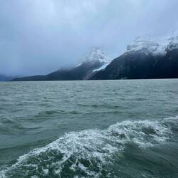 Entlang an schneebedeckten Bergen