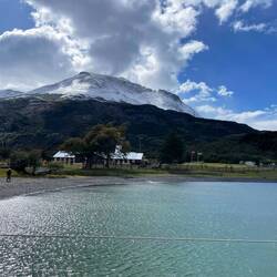 Letzter Blick vom Schiff auf die Estancia und die Berge