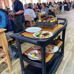 Sooooooo viel Fleisch! Vorne das vegetarische Gericht für Regine