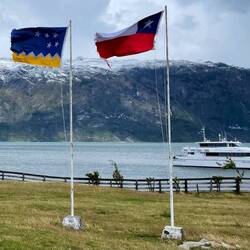 Links die Flagge der Region/ rechts jene von Chile/ Im Hintergrund unser Schiff