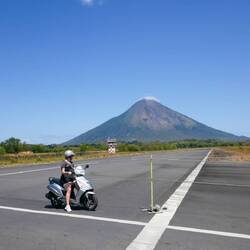 ...und mitten über die Landebahn des Flughafens😂
