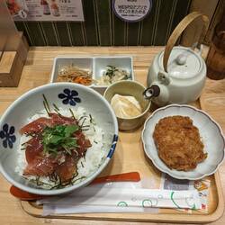 dashi chazuke, on verse du thé dans le riz. C'est simple et efficace comme set.