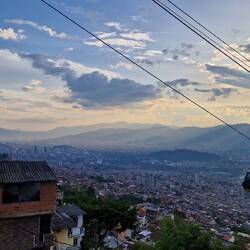 Öffentlicher Transport bedeutet hier Seilbahn mitten durch Medellín