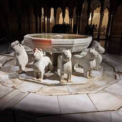 Close up on the lion fountain