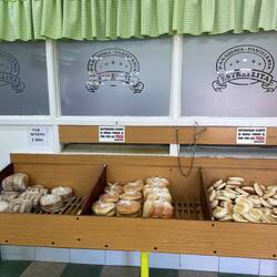 Im Vergleich zu uns sind die Bäckereien mager bestückt.