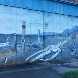 Fassadenmalerei zur Walfangstation und -verarbeitung