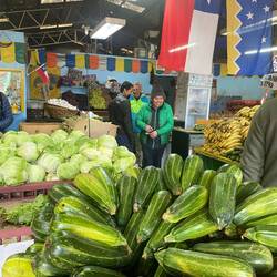 Martin scherzt mit zwei Chilenen.