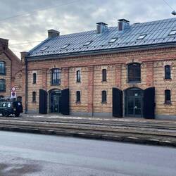 Wilma parkeert op straat tegen tarief B. Een ticket bemachtigen kost 10 euro en 20 minuten gepruts.