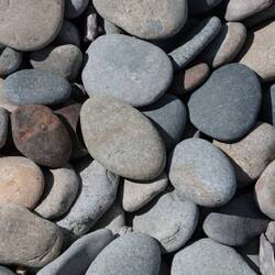 Strand ist steinig, aber direkt vorm Wasser wird es sandig. Super zum Schwimmen!