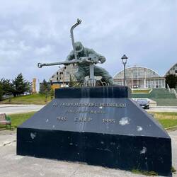 Den Arbeitern der Erdölbohrungen gewidmet