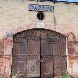 Die Gebäude verrotten. Das gesamte Gelände ist in Privatbesitz und wird nicht verkauft.