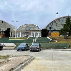 Das ehemalige Hallenbad und Sportgelände von Cerro Sombrero