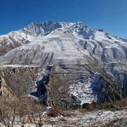 Der Schneeleopardenmuster-Berg