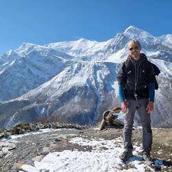 Tim mit Geweih vor den schönen Bergen