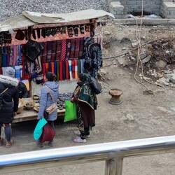 Mensch kann Handtasche tragen an Schulter, Mensch kann Handtasche tragen auf Kopf