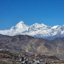 Diese Schönheit ganz links ist der Dhaulagiri : der 7.höchste Berg der Welt mit 8167m