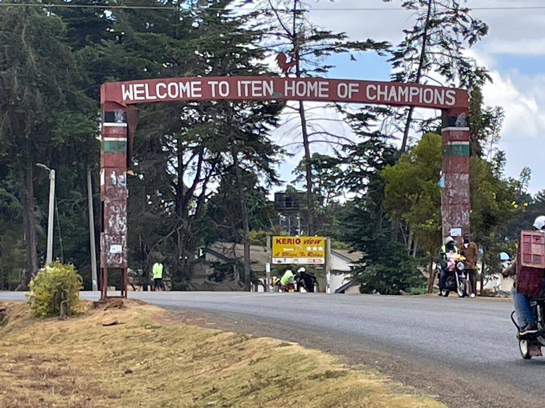 Einfahrt in den Ort Iten