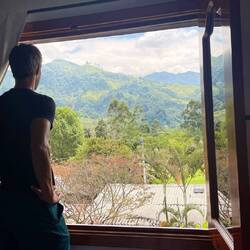 Unser Hotel mit Blick auf die grünen Berge