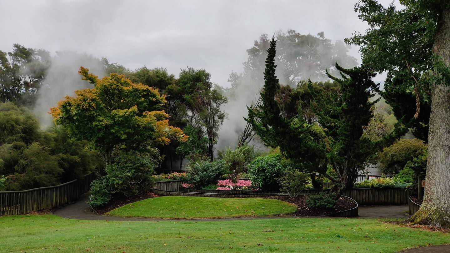 Hier haben wir unser Frühstück genossen. Hübsche Aussicht, oder? Und da raucht es schon wieder...