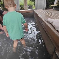 Und Mats konnte es nicht abwarten seine Füße in das warme Wasser zu halten.