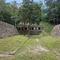 Ballspielplatz: war für die Maya sehr wichtig. Alle grösseren Anlagen hatten einen Ballspielplatz