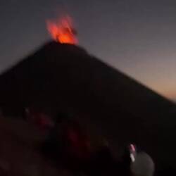Fuego Eruption bei Nacht