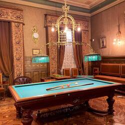 Ein Spielzimmer mit Billard und Roulette darf nicht fehlen.