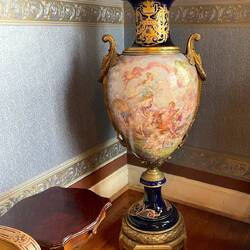 Solche Vasen findet man in mehreren Zimmern.