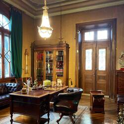 Edler Schreibtisch im Arbeitszimmer