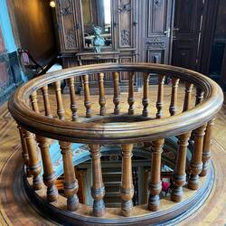 Lichtschacht. Unten befindet sich die Eingangshalle.