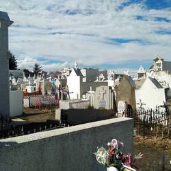 Die Gräber stehen direkt nebeneinander, die Blumen sind alle aus Plastik.