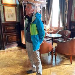 Martin betrachtet die Aquarelle der Shackelton-Expedition.