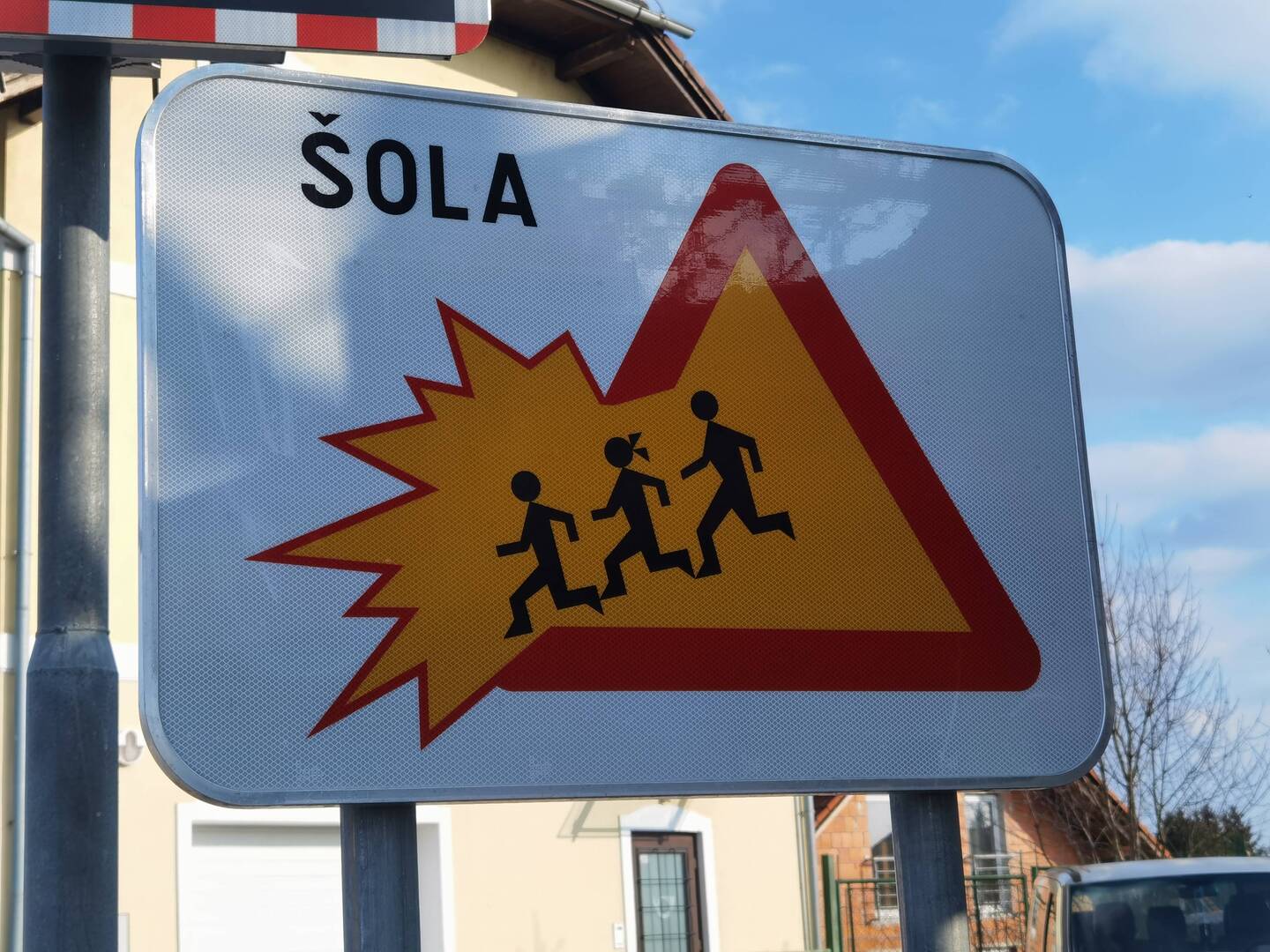 Achtung vor Kindern, die vor Explosionen davon rennen? :D