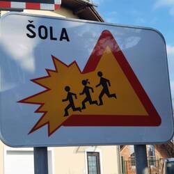 Achtung vor Kindern, die vor Explosionen davon rennen? :D