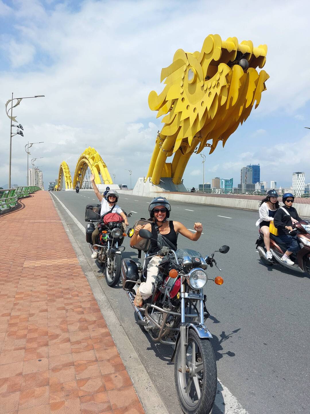 Le dragon bridge, des motos et des enfants