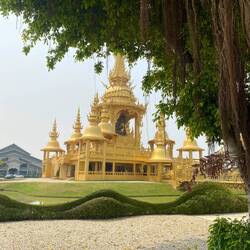goldener Temple hinter dem Wat Rong Khun - White Temple