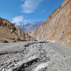 Weg durch das Flussbett (man muss sich dazu stürmische Böen vorstellen)