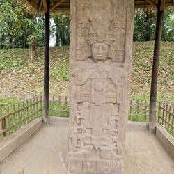 Die Steele mit der Schöpfungsgeschichte